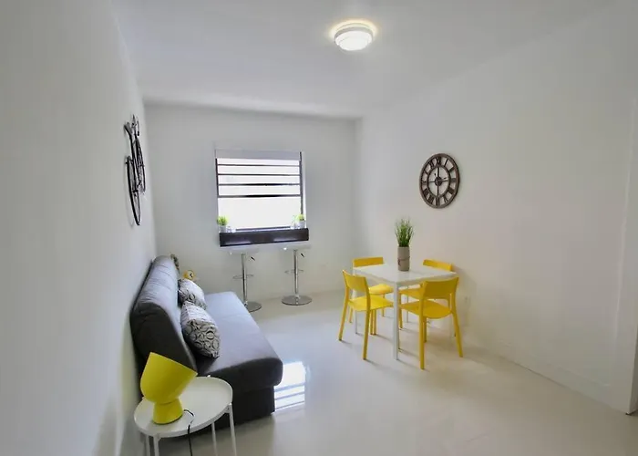 2 Stylish Sobe Condo 1/2 Block From The Beach!!!!
