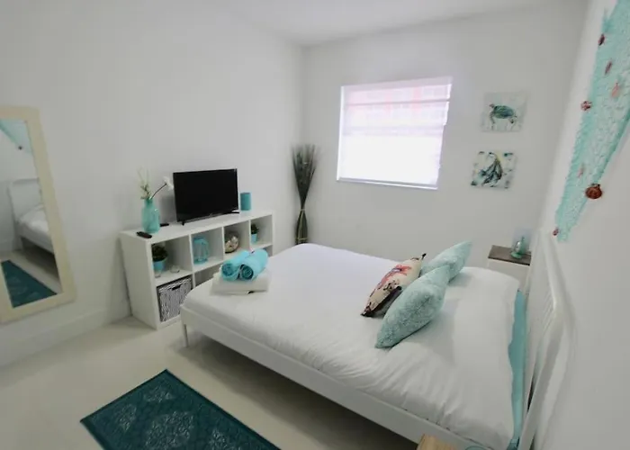 2 Stylish Sobe Condo 1/2 Block From The Beach!!!!
