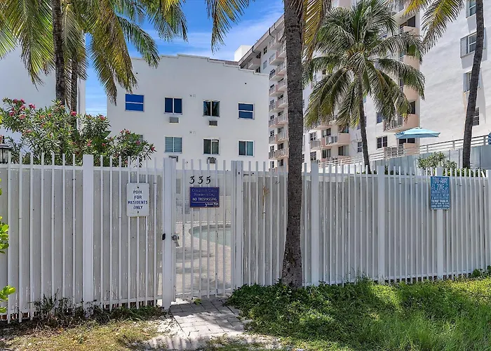 South Beach Beachfront Apartment, Chairs & Umbrella Access