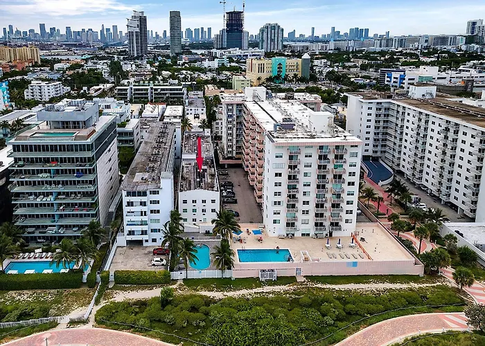 South Beach Beachfront Apartment, Chairs & Umbrella Access