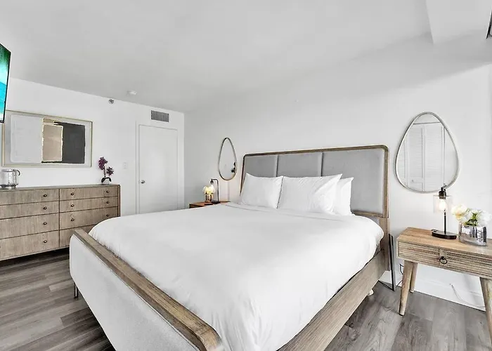 High Floor Miami Beach Condo - Pool Beach Service