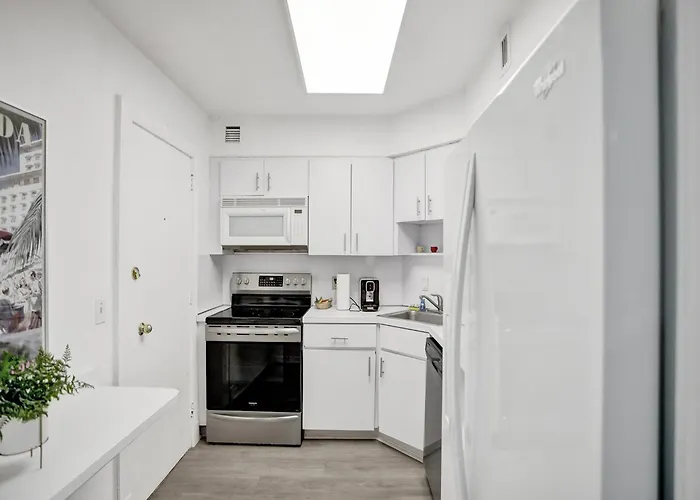 Charming Ocean View Condo Beach Service 516 Miami Beach