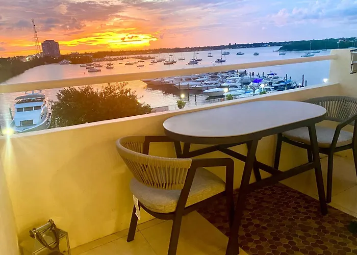 Modern Waterfront Apartment With Miami Skyline View, Free Parking 5 Mins Drive To Miami Beach