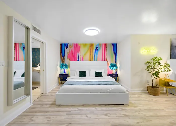 Ocean Drive Apartments With Rooftop Pool, South Beach, Miami