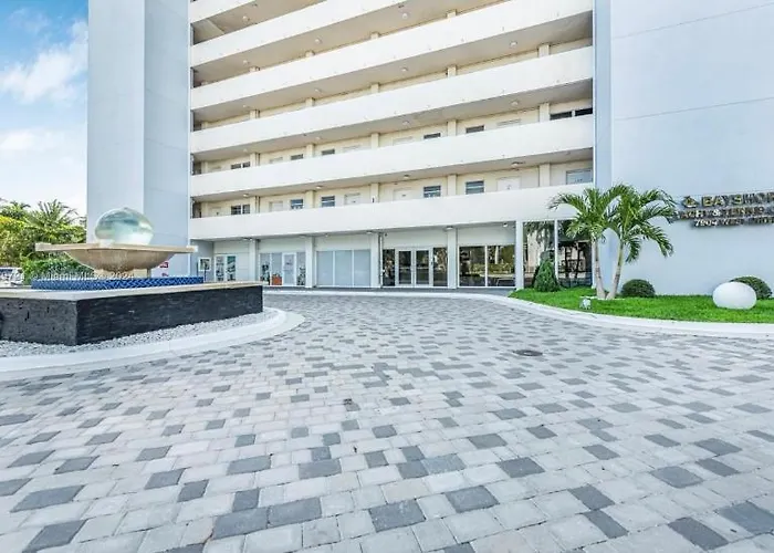 Premium Modern Waterfront Apartment With Miami Skyline View On The Bay 5 Mins Drive To Miami Beach With Free Parking