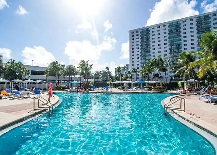 Modern Oceanview Condo - Steps To The Beach! Sunny Isles Beach