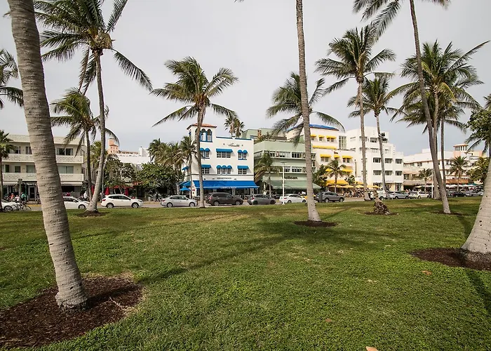 Two Bedroom Two Bath Apartment 2 Block To Beach